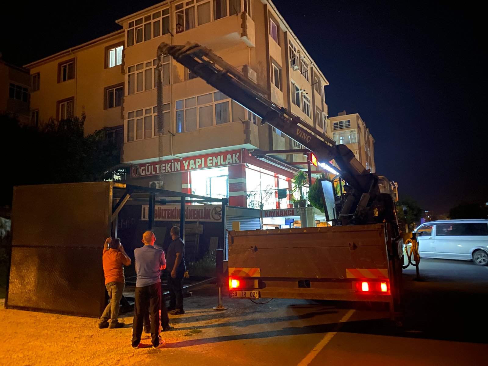 Kapaklı vinç kiralama-su deposu şasesi taşıma